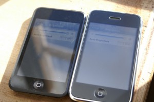 Clear screen protector (left), matte screen protector (right). Photo Credit: Lukas Mathis, Flickr.